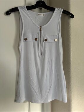 Ou Fei Ya White Ribbed Tank with Front Zip and Gold Accents